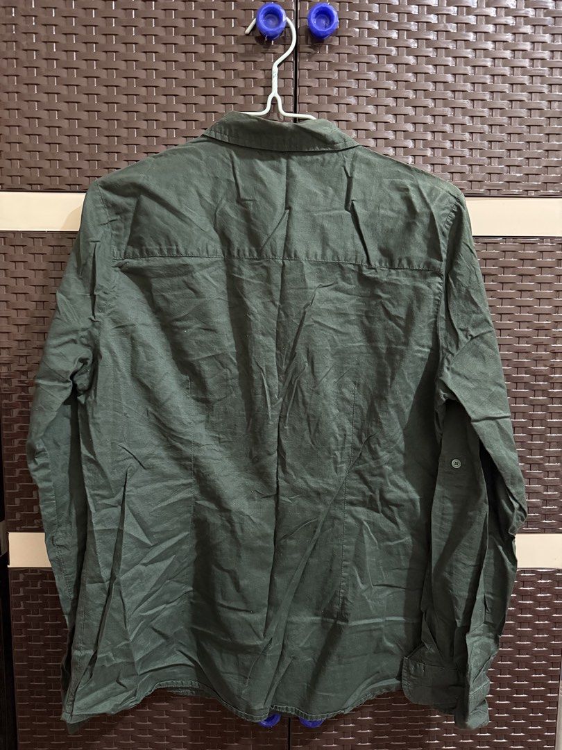 George Dark Green Long Sleeve Button Down Shirt Size M (Category: Tshirts & Polo Shirts ) located in Manila. Submitted by vastwind-676c (Listing ID 1468956169, Image 2). Description: - Brand/Model: George - Size: M/M (Standard fit) KIDS - Color: Dark green - Style: Long sleeve button-down with classic collar - Features: Two chest pockets with button flaps and front button-up closure - Material: Lightweight and easy to match with jeans or slacks.