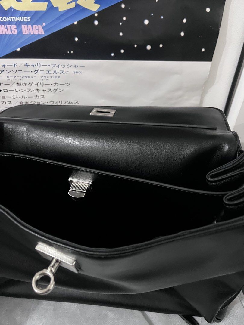 Gesino Gavora Real Leather bag (Category: Shoulder Bags) located in Antipolo. Submitted by asdfghjkl66931 (Listing ID 1469044621, Image 2). Description: Very soft leather and very good quality bag. Even the canvas sa loob makapal. Hindi ko pa nalalabas ng bahay. Box included.