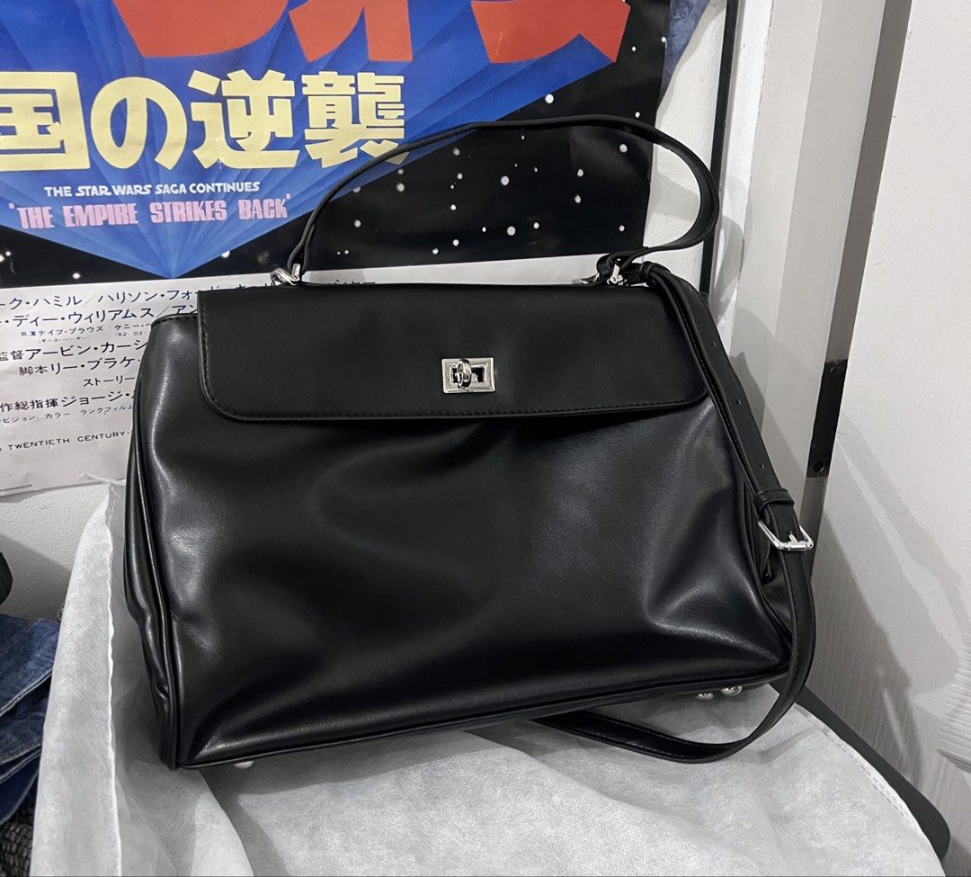 Gesino Gavora Real Leather bag (Category: Shoulder Bags) located in Antipolo. Submitted by asdfghjkl66931 (Listing ID 1469044621, Image 1). Description: Very soft leather and very good quality bag. Even the canvas sa loob makapal. Hindi ko pa nalalabas ng bahay. Box included.