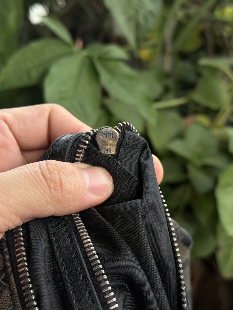 GIANNI VERSACE 1990’S POUCH (Category: Sling Bags) located in Paranaque City. Submitted by glendalecollection (Listing ID 1469046194, Image 2). Description: SUPER VINTAGE VERSACE POUCH.