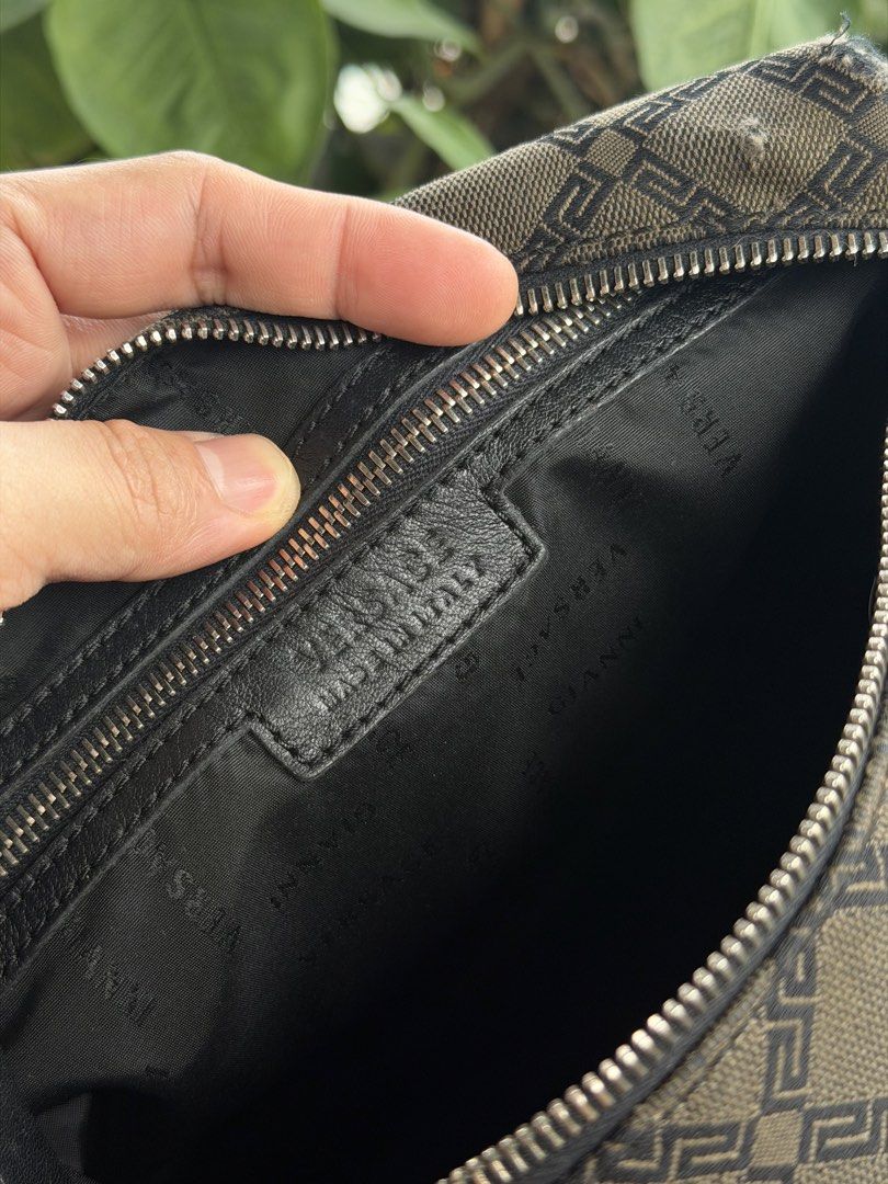GIANNI VERSACE 1990’S POUCH (Category: Sling Bags) located in Paranaque City. Submitted by glendalecollection (Listing ID 1469046194, Image 3). Description: SUPER VINTAGE VERSACE POUCH.