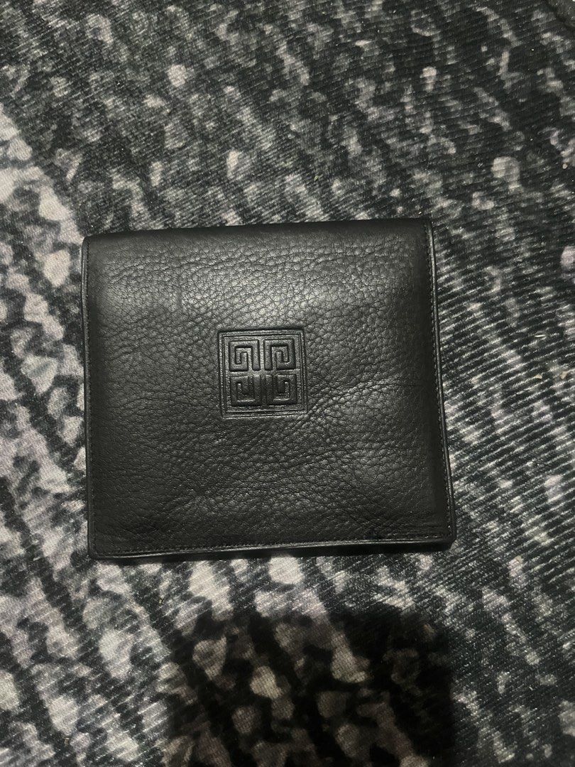 Givenchy wallet (Category: Luxury Accessories) located in Manila. Submitted by zealforest.c26d94 (Listing ID 1469044326, Image 1). Description: .