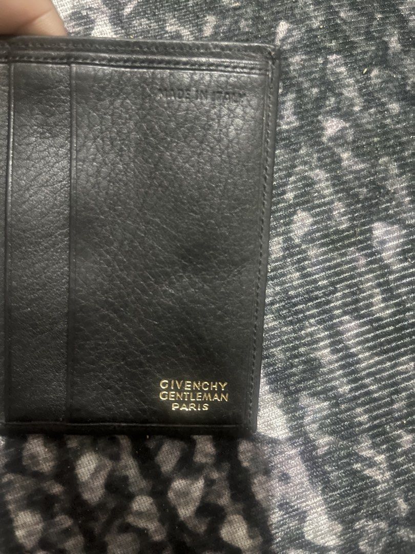 Givenchy wallet (Category: Luxury Accessories) located in Manila. Submitted by zealforest.c26d94 (Listing ID 1469044326, Image 3). Description: .