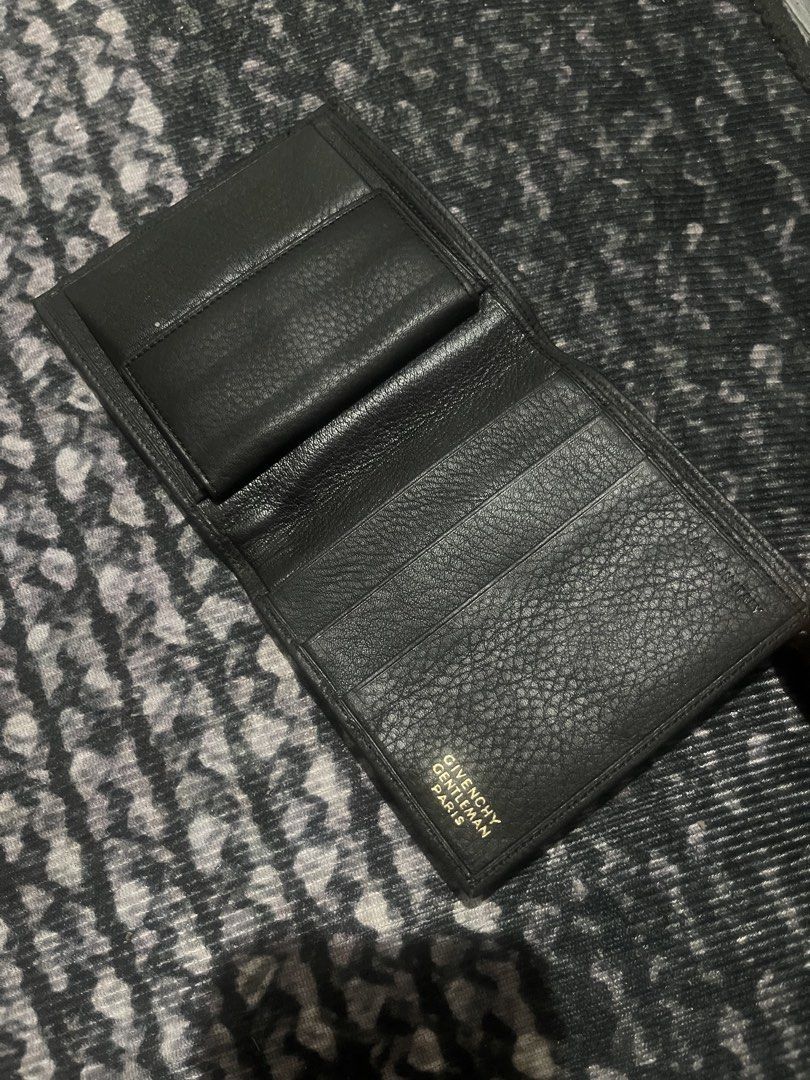 Givenchy wallet (Category: Luxury Accessories) located in Manila. Submitted by zealforest.c26d94 (Listing ID 1469044326, Image 2). Description: .