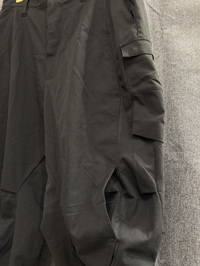 Goopi made (Category: Chinos) located in Quezon City. Submitted by macleen17 (Listing ID 1469016740, Image 3). Description: Goopi Made Size L Excellent Condition Ash Black Color Multiple Pocket .