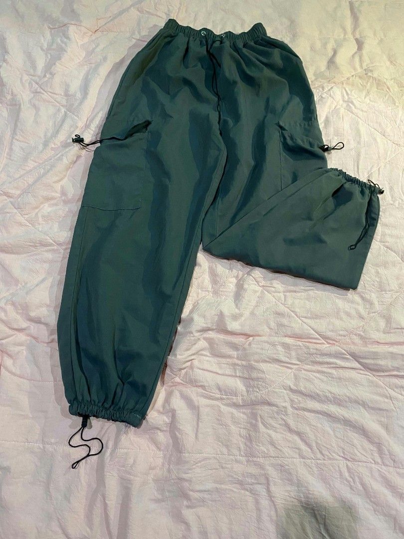 Green Cargo Wide Leg Pants (Category: Jeans) located in Santa Cruz. Submitted by gelpcz (Listing ID 1468951253, Image 2). Description: - Color: Green - Style: Wide leg cargo pants with a relaxed fit - Fit: Comfortable for sizes Small to Medium - Features: Adjustable drawstrings at the waist and ankles - Pockets: Large utility pockets on the sides - Condition: Brand new / Excellent quality - Perfect for casual, everyday styling.