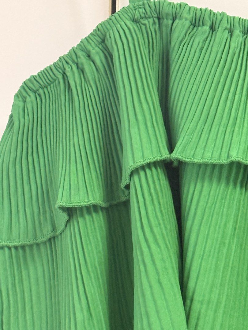 Green Sleeveless (Category: Blouses) located in Mandaluyong City. Submitted by ceeceedeclutterera (Listing ID 1468930739, Image 2). Description: Cute Top • high quality fabric • Good for PH weather • Very chic RFS: • not my style anymore.