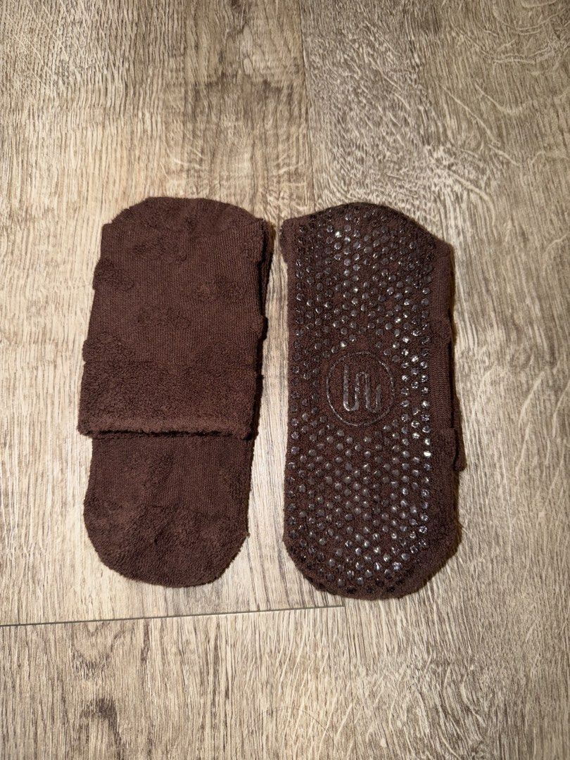 Grip Socks (Category: Socks & Tights) located in Quezon City. Submitted by jrlcloset (Listing ID 1468963396, Image 2). Description: Negotiable Used thrice Fits size 6-7 Brand: move active (ordered it from their website) .