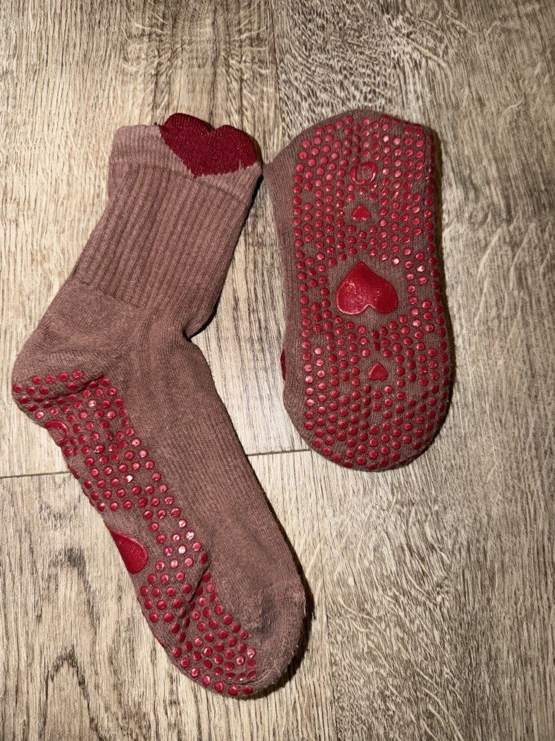 Grip socks (Category: Socks & Tights) located in Quezon City. Submitted by jrlcloset (Listing ID 1468964626, Image 1). Description: Negotiable Used five times Fits size 6-7 Brand: move active (ordered it from their website) .