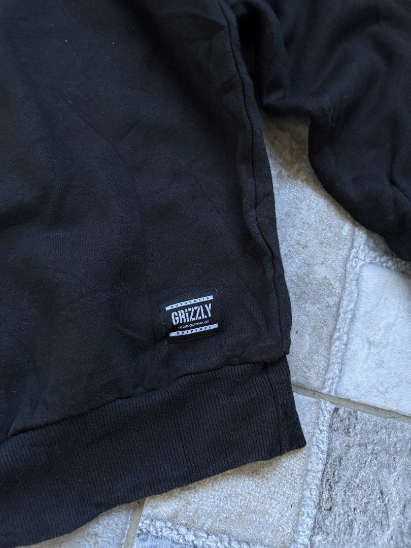 Grizzly (Category: Coats, Jackets and Outerwear) located in Calamba. Submitted by manila.fits (Listing ID 1469009007, Image 3). Description: Grizzly Medium Width 26 Length 25 In pristine condition.