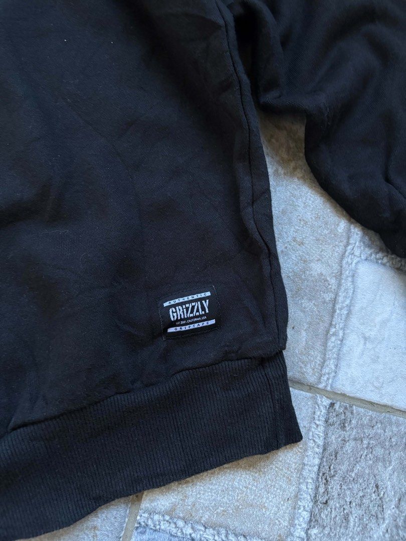 Grizzly (Category: Coats, Jackets and Outerwear) located in Manila. Submitted by nofits.garments (Listing ID 1469049498, Image 3). Description: Grizzly Medium Width 26 Length 25 In pristine condition.