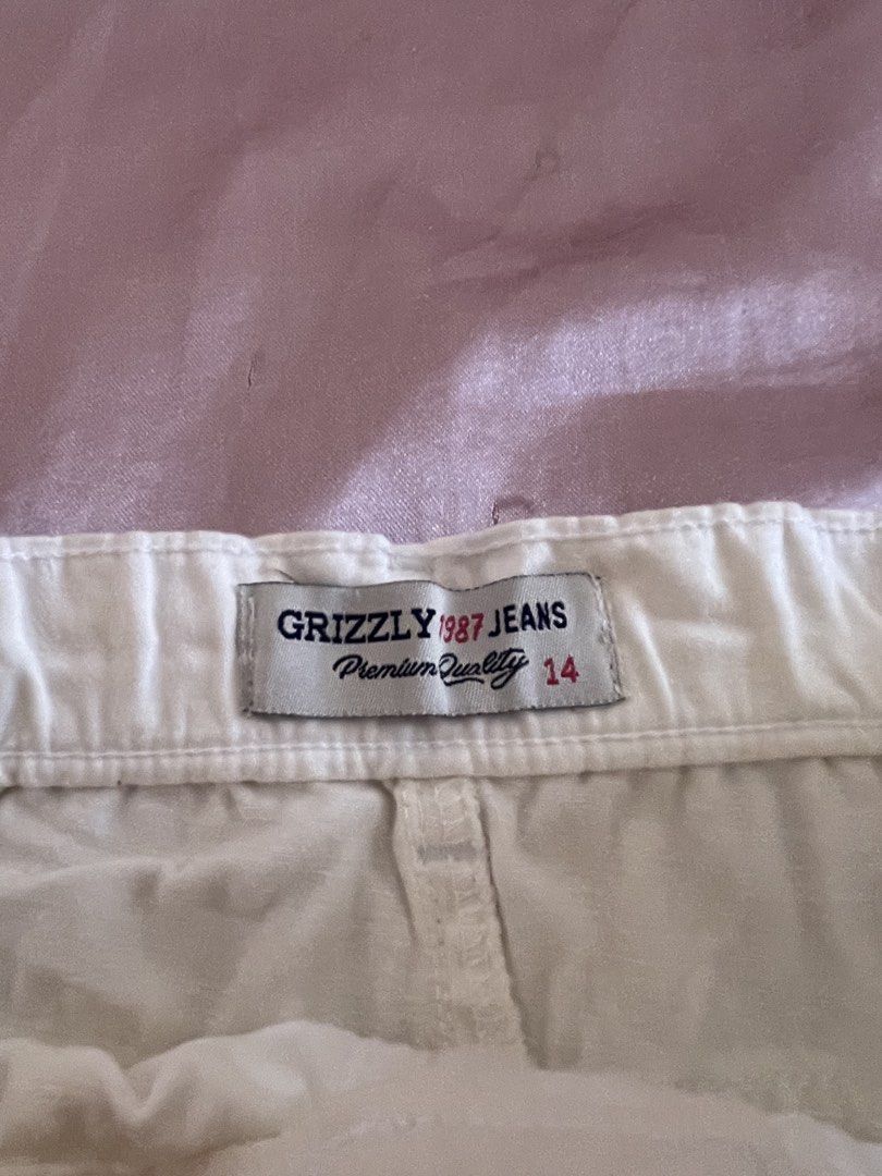 Grizzly 1987 Denim Skirt White (Category: Skirts) located in Manila. Submitted by lovedbymidge (Listing ID 1468996739, Image 2). Description: 🩷 for xxs-xs girlies 🚚 lalamove or grab express (sf shouldered by the buyer) - Brand: Grizzly 1987 - Details: Authentic brown Grizzly leather patch on the back right pocket.