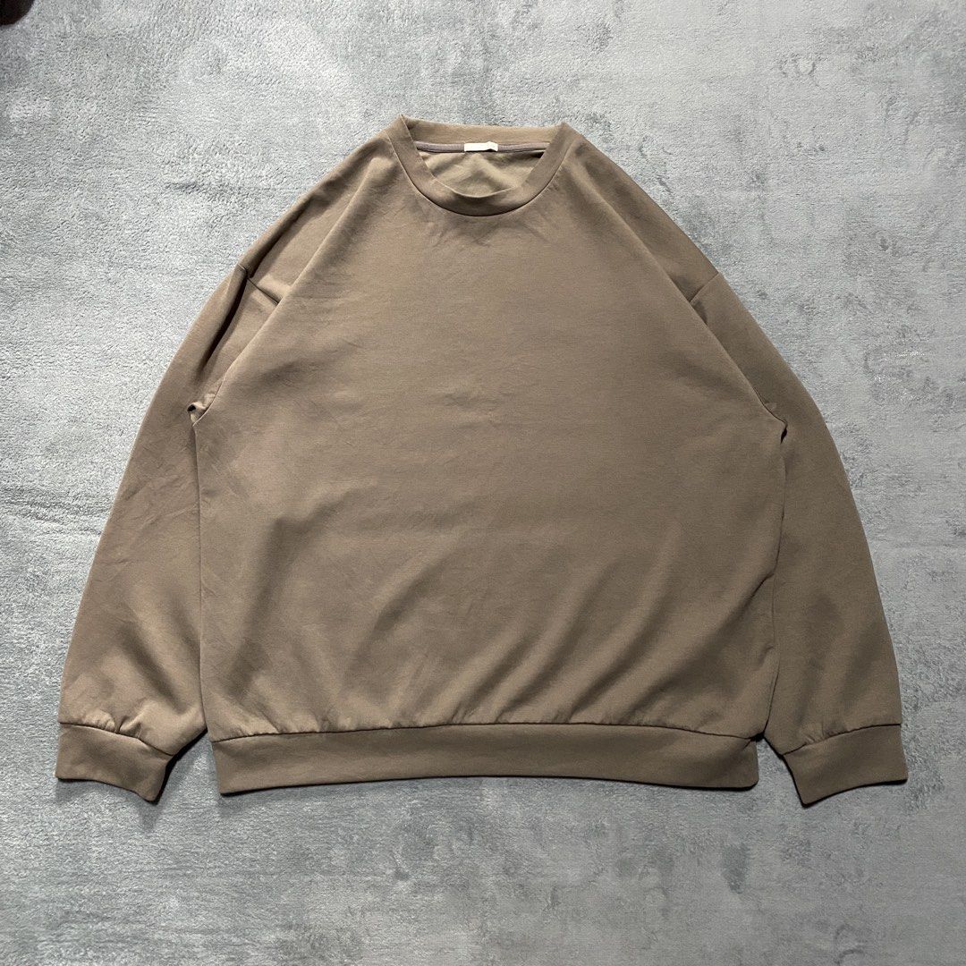 GU Airism Sweater (Category: Hoodies) located in Cavite. Submitted by kali_galleria (Listing ID 1468936063, Image 2). Description: Available 🏷️ GU Airism Sweater • Like-New Condition: 9.8 • Color rate: 9.8 • Width: 25 • Length: 29 • Best Fit: XL-XXL • Issue: 🏷️250 + SF “Thrift with your fingertip👆🏼”.