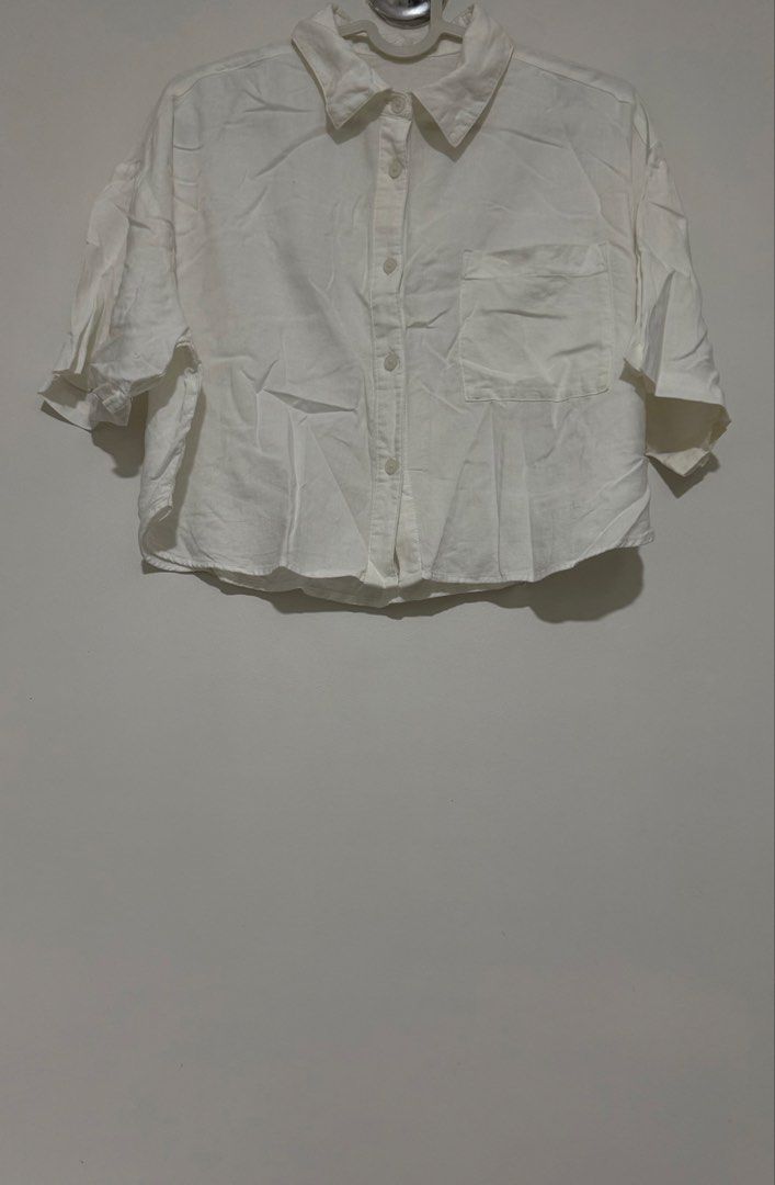 GU Button-down boxy Cropped Shirt (Category: Blouses) located in Naga. Submitted by tiindahunts (Listing ID 1469107754, Image 2). Description: From Hongkong box!.