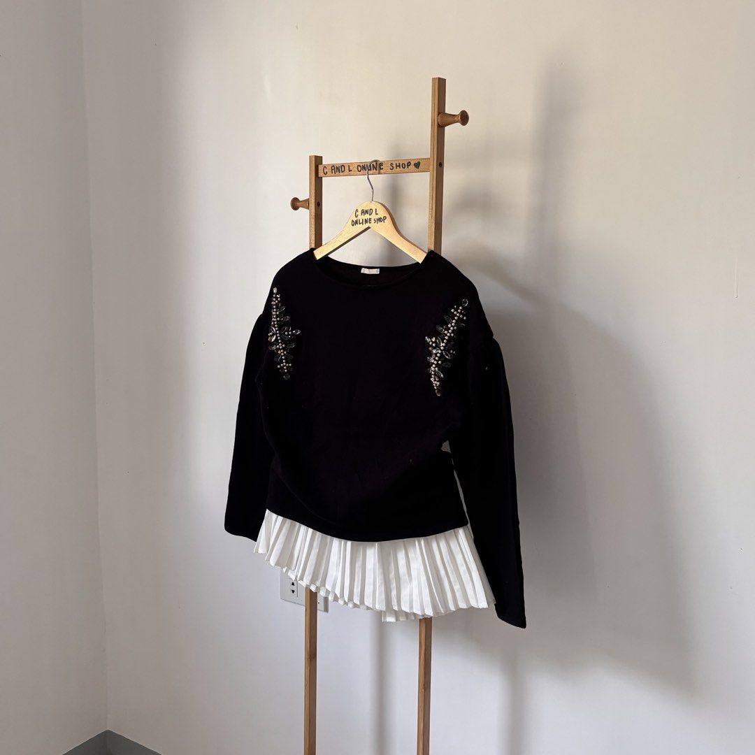 GU by UNIQL0 rhinestones sweatshirt (Category: Longsleeves) located in Guiguinto. Submitted by candlonlineshop (Listing ID 1469097118, Image 2). Description: ✨FIRST TO PAY BASIS✨ GU by UNIQL0 rhinestone sweatshirt Size on tag: small Condition: 9.5/10 Width : 17.5” Length: 20.5” Flaw/s: none ₱250+ sf 📍Bulacan 🚚Sh0pee check out (SPX) | J&T express •Items may have minor unnoticed flaws — please manage your expectations as you are dealing with thri