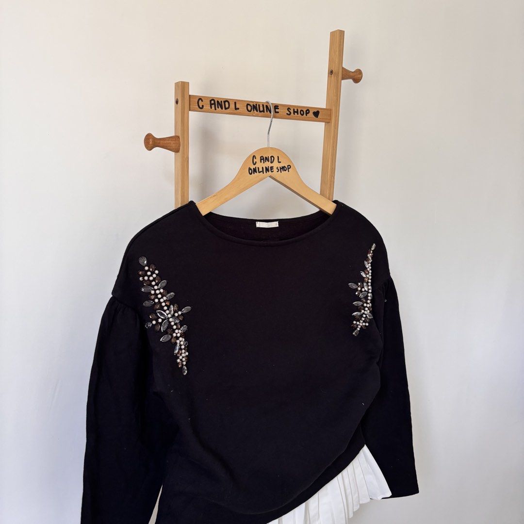 GU by UNIQL0 rhinestones sweatshirt (Category: Longsleeves) located in Guiguinto. Submitted by candlonlineshop (Listing ID 1469097118, Image 3). Description: ✨FIRST TO PAY BASIS✨ GU by UNIQL0 rhinestone sweatshirt Size on tag: small Condition: 9.5/10 Width : 17.5” Length: 20.5” Flaw/s: none ₱250+ sf 📍Bulacan 🚚Sh0pee check out (SPX) | J&T express •Items may have minor unnoticed flaws — please manage your expectations as you are dealing with thri
