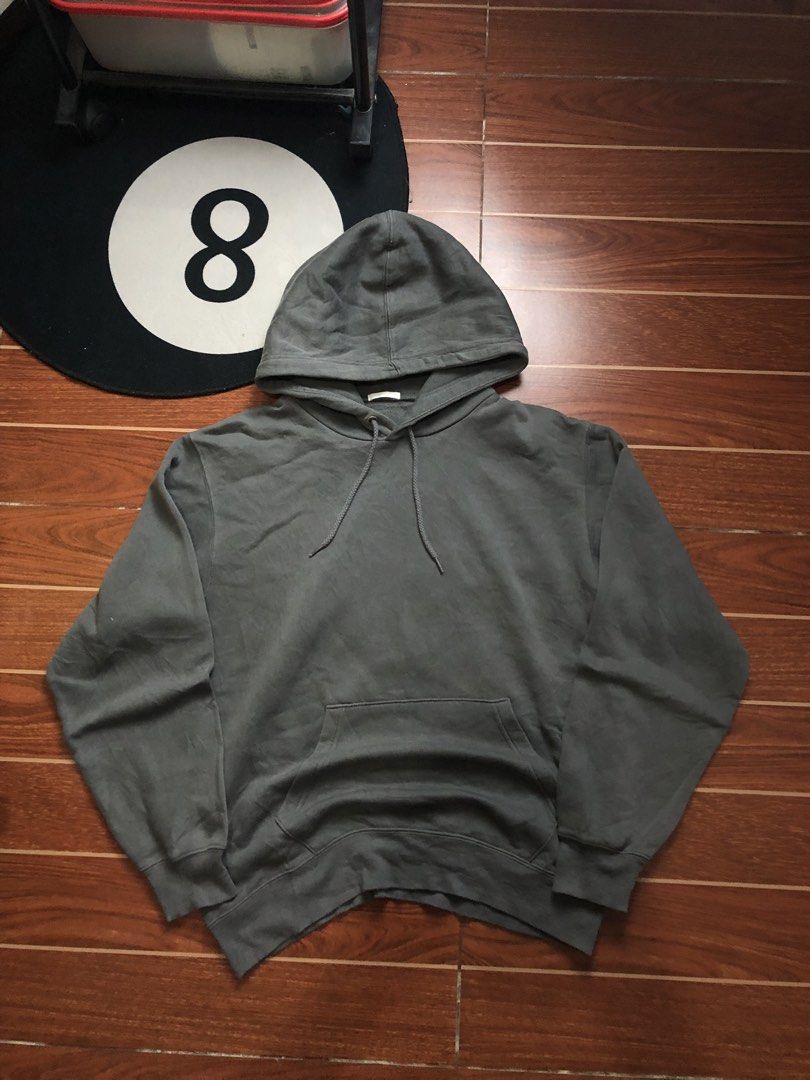 GU grey hoodie (Category: Coats, Jackets and Outerwear) located in Cavite. Submitted by secondhandco.archive552 (Listing ID 1468936221, Image 1). Description: GU GREY 📌W(21) L(25) 📌ISSUE: N/A 📌COLOR RATE: 9.9/10 📌CONDITION: 9.9/10.
