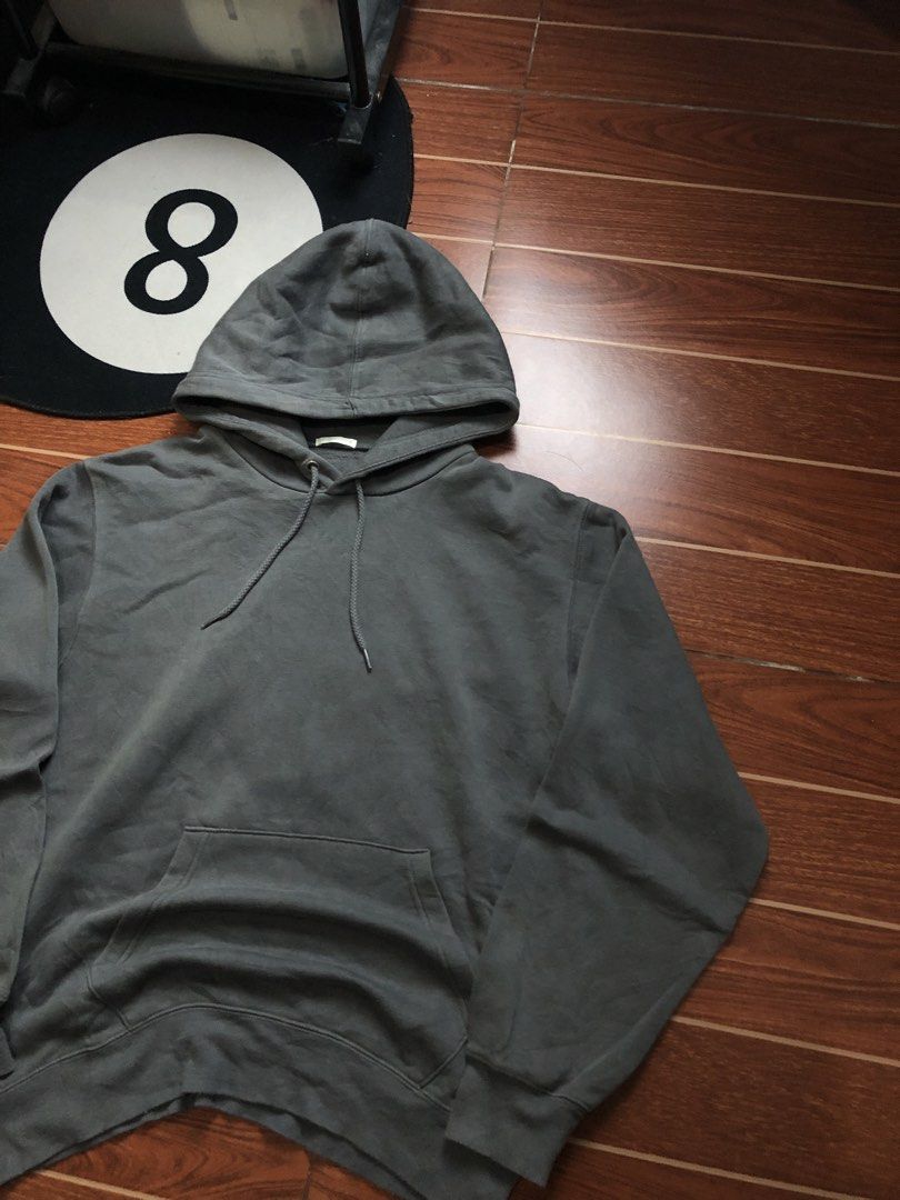 GU grey hoodie (Category: Coats, Jackets and Outerwear) located in Cavite. Submitted by secondhandco.archive552 (Listing ID 1468936221, Image 2). Description: GU GREY 📌W(21) L(25) 📌ISSUE: N/A 📌COLOR RATE: 9.9/10 📌CONDITION: 9.9/10.
