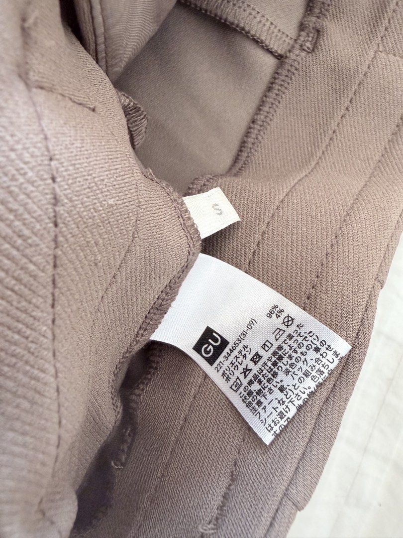 GU High waist brown trousers SMALL (Category: Other Bottoms) located in Cebu City. Submitted by calligraphybyden (Listing ID 1468930608, Image 3). Description: Wore once. Cant fit anymore after giving birth .