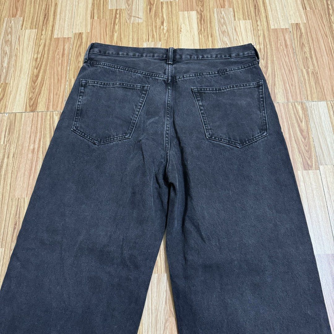 GU MEN’S BAGGY JEANS (Category: Jeans) located in Manila. Submitted by thrifthing_121102 (Listing ID 1469141061, Image 3). Description: GU MEN’S BAGGY JEANS •SIZE: 33 •WAIST: 33” •LENGTH: 40” •HEM: 10” •COLOR: Washed Black •CODE: Y101 •EXCELLENT CONDITION •NO ISSUES ₱699 + SF ✅All items are in excellent to new condition. ✅Color may vary due to lighting. 📦J&T Express or Lalamove Shipping. 💸Gcash Payment. 📍Moonwalk, Paranaque City.
