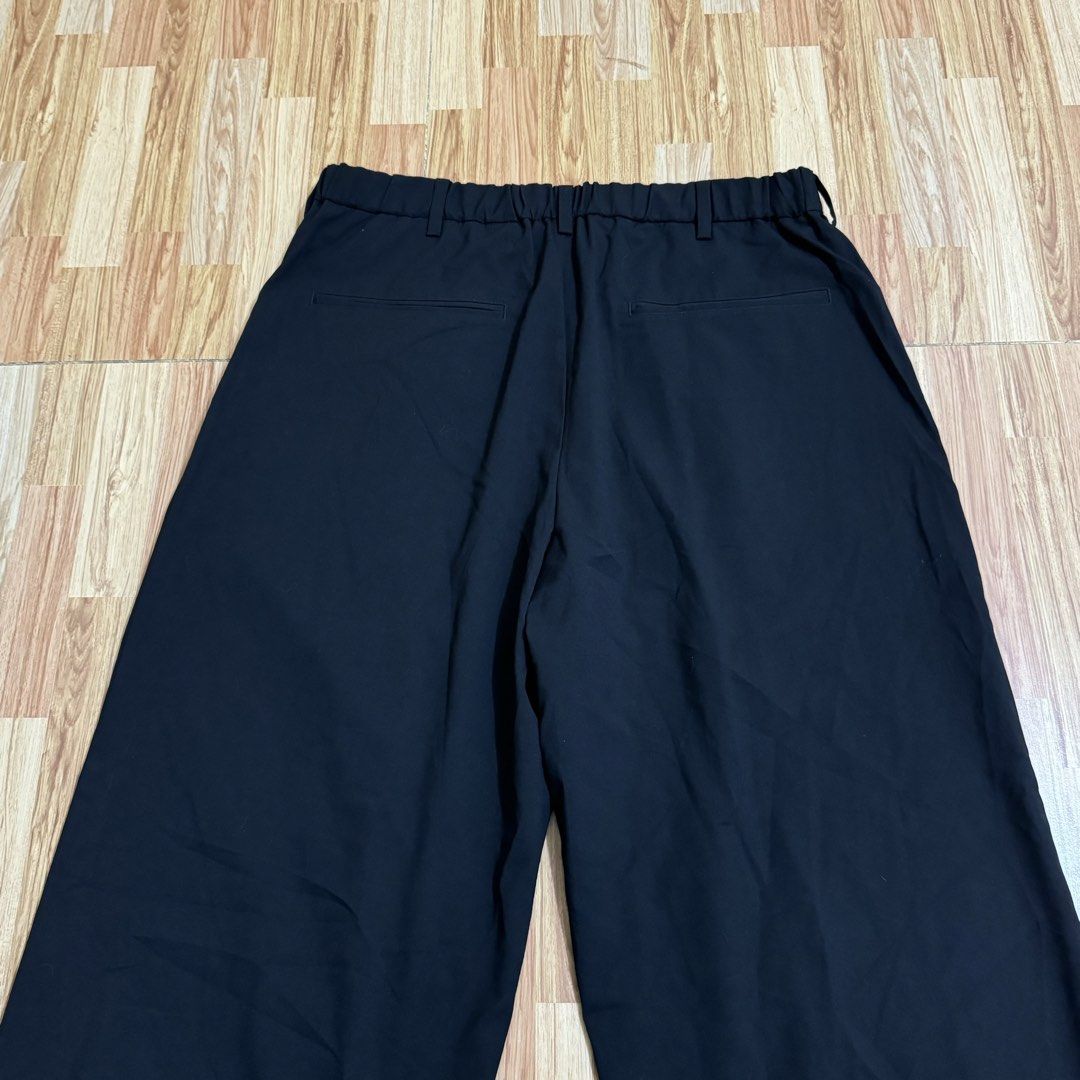 GU MEN’S BARREL LEG TROUSER (Category: Trousers) located in Manila. Submitted by thrifthing_121102 (Listing ID 1469017695, Image 3). Description: GU MEN’S BARREL LEG TROUSER •SIZE: XL •WAIST: 34-36” •LENGTH: 41” •HEM: 10” •COLOR: Balck •CODE: Y27 •EXCELLENT CONDITION •NO ISSUES ₱699 + SF ✅All items are in excellent to new condition. ✅Color may vary due to lighting. 📦J&T Express or Lalamove Shipping. 💸Gcash Payment. 📍Moonwalk, Paranaque City.