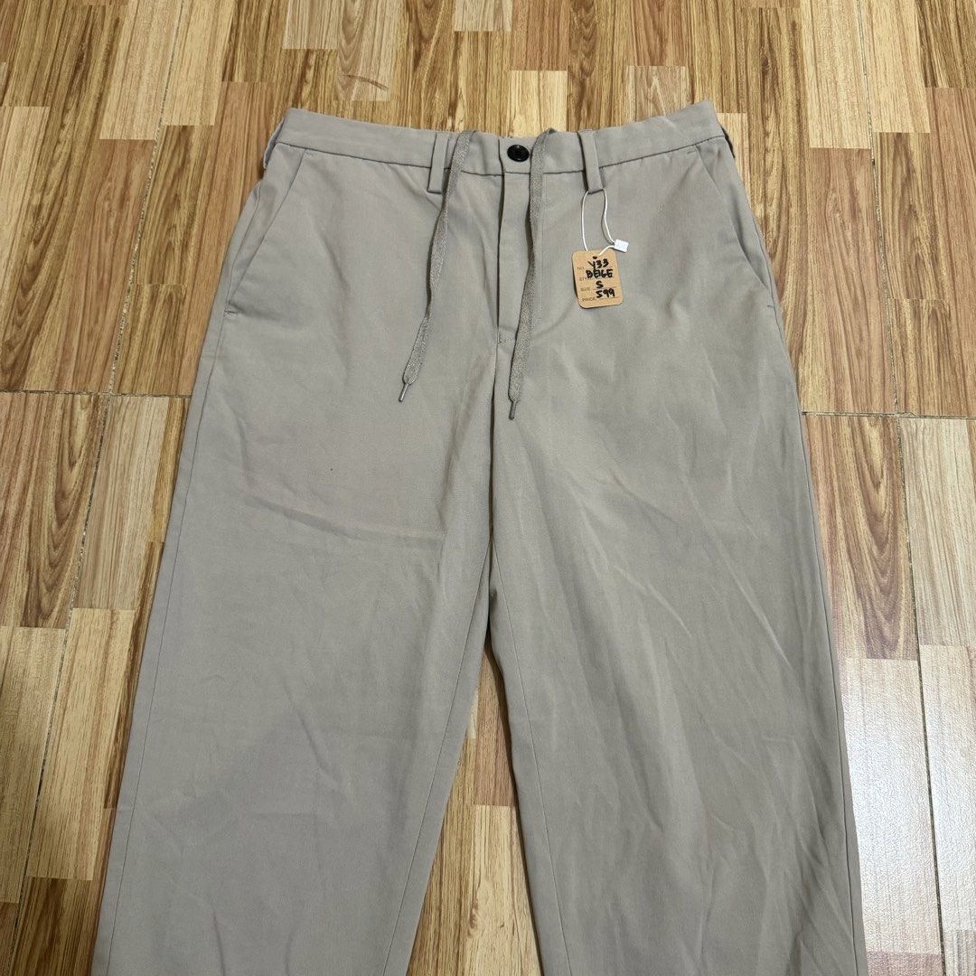 GU MEN’S EASY ANKLE PANTS (Category: Trousers) located in Manila. Submitted by thrifthing_121102 (Listing ID 1469019324, Image 2). Description: GU MEN’S EASY ANKLE PANTS •SIZE: Small •WAIST: 28-30” •LENGTH: 36.5” •HEM: 6” •COLOR: Khaki •CODE: Y33 •EXCELLENT CONDITION •NO ISSUES ₱599 + SF ✅All items are in excellent to new condition. ✅Color may vary due to lighting. 📦J&T Express or Lalamove Shipping. 💸Gcash Payment. 📍Moonwalk, Paranaque City.