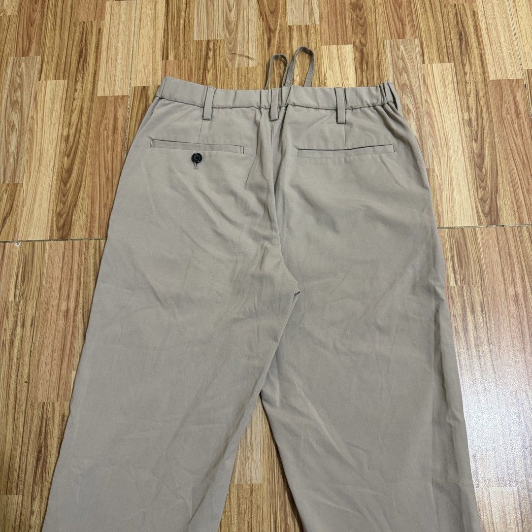 GU MEN’S EASY ANKLE PANTS (Category: Trousers) located in Manila. Submitted by thrifthing_121102 (Listing ID 1469019324, Image 3). Description: GU MEN’S EASY ANKLE PANTS •SIZE: Small •WAIST: 28-30” •LENGTH: 36.5” •HEM: 6” •COLOR: Khaki •CODE: Y33 •EXCELLENT CONDITION •NO ISSUES ₱599 + SF ✅All items are in excellent to new condition. ✅Color may vary due to lighting. 📦J&T Express or Lalamove Shipping. 💸Gcash Payment. 📍Moonwalk, Paranaque City.