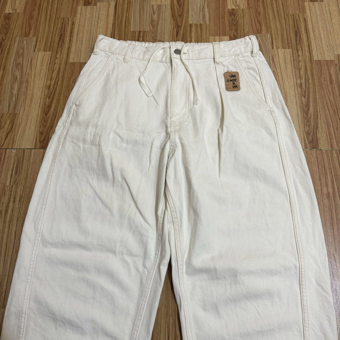 GU MEN’S EASY BARREL LEG JEANS (Category: Jeans) located in Manila. Submitted by thrifthing_121102 (Listing ID 1469139770, Image 2). Description: GU MEN’S EASY BARREL LEG JEANS •SIZE: Medium •WAIST: 30-32” •LENGTH: 38” •HEM: 8.5” •COLOR: Off White •CODE: Y99 •EXCELLENT CONDITION •NO ISSUES ₱699 + SF ✅All items are in excellent to new condition. ✅Color may vary due to lighting. 📦J&T Express or Lalamove Shipping. 💸Gcash Payment. 📍Moonwalk, Paran