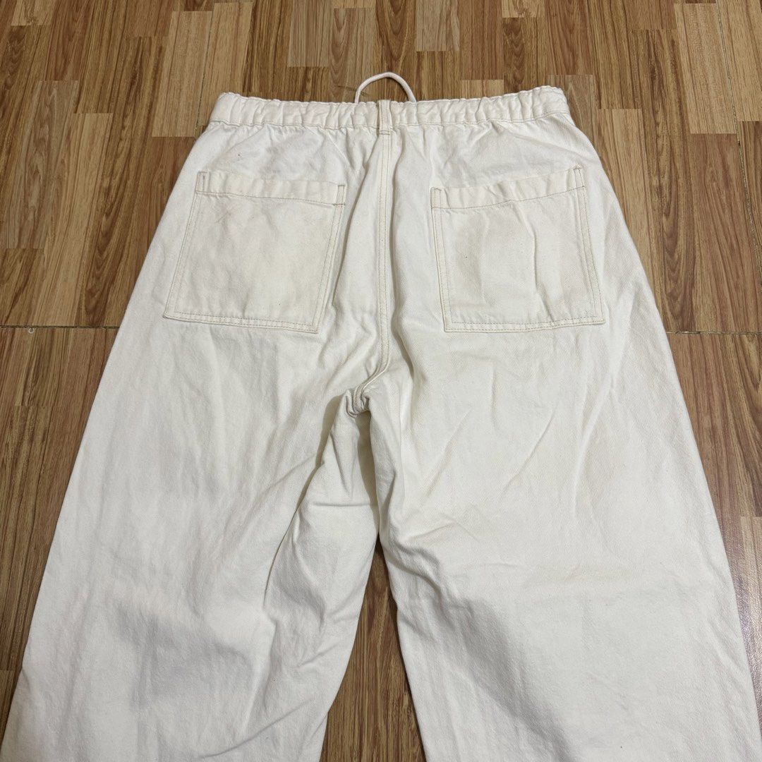 GU MEN’S EASY BARREL LEG JEANS (Category: Jeans) located in Manila. Submitted by thrifthing_121102 (Listing ID 1469139770, Image 3). Description: GU MEN’S EASY BARREL LEG JEANS •SIZE: Medium •WAIST: 30-32” •LENGTH: 38” •HEM: 8.5” •COLOR: Off White •CODE: Y99 •EXCELLENT CONDITION •NO ISSUES ₱699 + SF ✅All items are in excellent to new condition. ✅Color may vary due to lighting. 📦J&T Express or Lalamove Shipping. 💸Gcash Payment. 📍Moonwalk, Paran