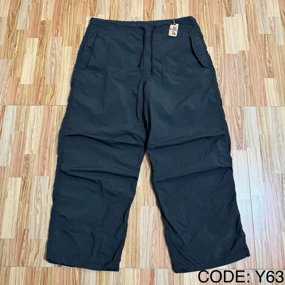 GU MEN’S NYLON PARACHUTE PANTS (Category: Trousers) located in Manila. Submitted by thrifthing_121102 (Listing ID 1469126100, Image 1). Description: GU MEN’S NYLON PARACHUTE PANTS •SIZE: XL •WAIST: 35-36” •LENGTH: 39.5” •HEM: 10.5” •COLOR: Dark Green •CODE: Y63 •EXCELLENT CONDITION •NO ISSUES ₱599 + SF ✅All items are in excellent to new condition. ✅Color may vary due to lighting. 📦J&T Express or Lalamove Shipping. 💸Gcash Payment. 📍Moonwalk, Pa