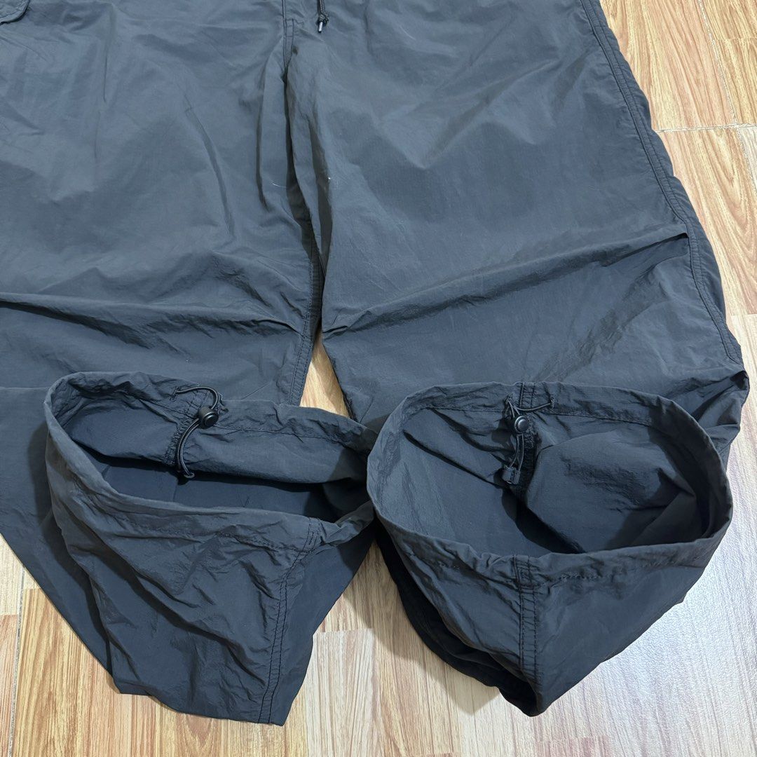 GU MEN’S NYLON PARACHUTE PANTS (Category: Trousers) located in Manila. Submitted by thrifthing_121102 (Listing ID 1469126100, Image 2). Description: GU MEN’S NYLON PARACHUTE PANTS •SIZE: XL •WAIST: 35-36” •LENGTH: 39.5” •HEM: 10.5” •COLOR: Dark Green •CODE: Y63 •EXCELLENT CONDITION •NO ISSUES ₱599 + SF ✅All items are in excellent to new condition. ✅Color may vary due to lighting. 📦J&T Express or Lalamove Shipping. 💸Gcash Payment. 📍Moonwalk, Pa