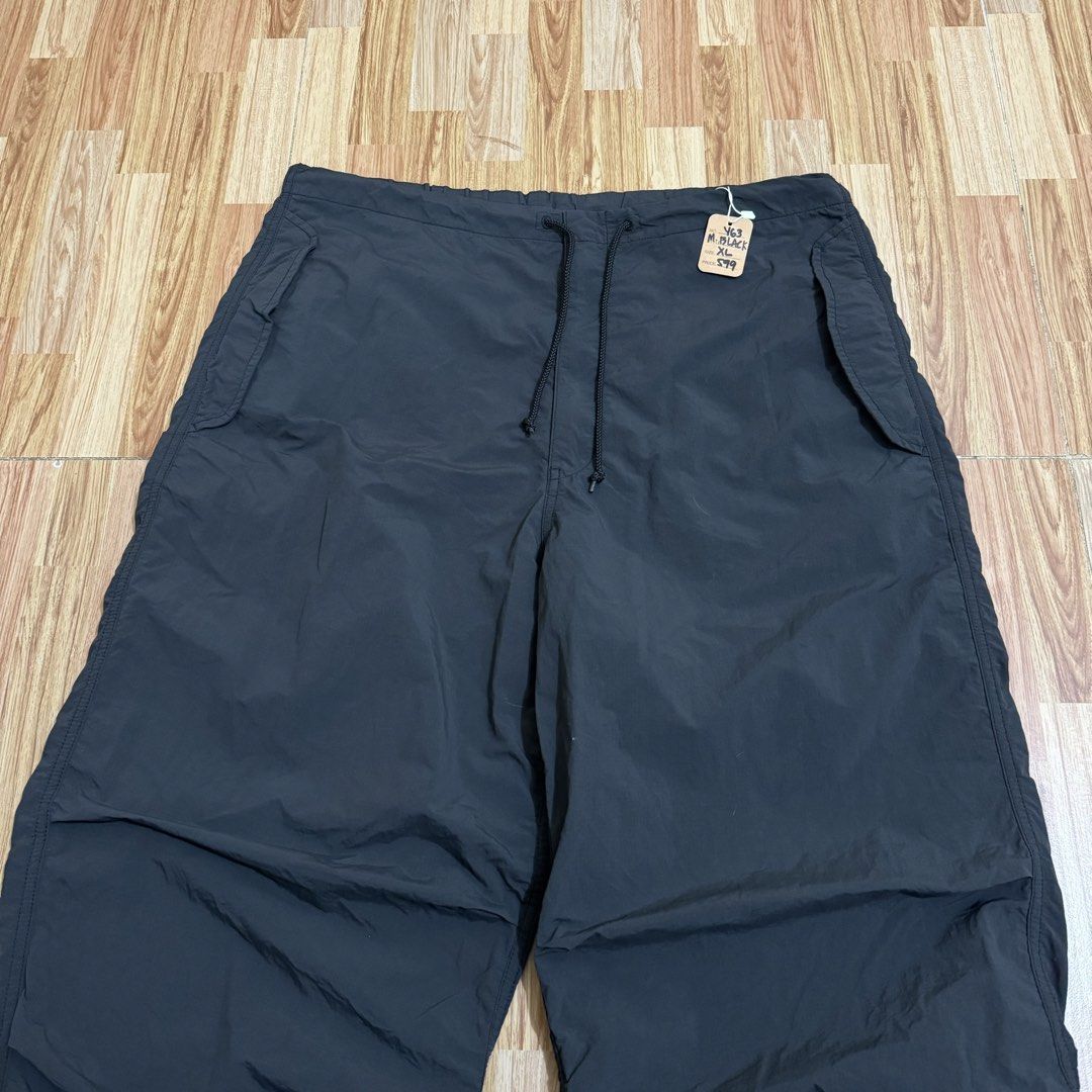 GU MEN’S NYLON PARACHUTE PANTS (Category: Trousers) located in Manila. Submitted by thrifthing_121102 (Listing ID 1469126100, Image 3). Description: GU MEN’S NYLON PARACHUTE PANTS •SIZE: XL •WAIST: 35-36” •LENGTH: 39.5” •HEM: 10.5” •COLOR: Dark Green •CODE: Y63 •EXCELLENT CONDITION •NO ISSUES ₱599 + SF ✅All items are in excellent to new condition. ✅Color may vary due to lighting. 📦J&T Express or Lalamove Shipping. 💸Gcash Payment. 📍Moonwalk, Pa