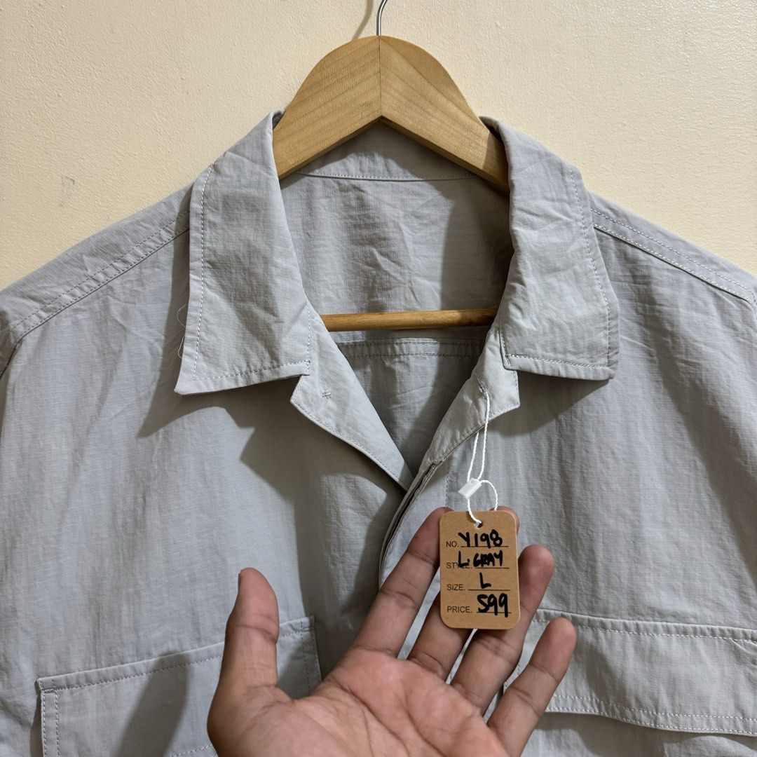 GU MEN’S NYLON UTILITY POLO (Category: Tshirts & Polo Shirts ) located in Manila. Submitted by thrifthing_121102 (Listing ID 1469157353, Image 2). Description: GU MEN’S NYLON UTILITY POLO •SIZE: Large •WIDTH: 24” •LENGTH: 28” •COLOR: Light Gray •CODE: Y198 •EXCELLENT CONDITION •NO ISSUES ₱599 + SF ✅All items are in excellent to new condition. ✅Color may vary due to lighting. 📦J&T Express or Lalamove Shipping. 💸Gcash Payment. 📍Moonwalk, Paranaq