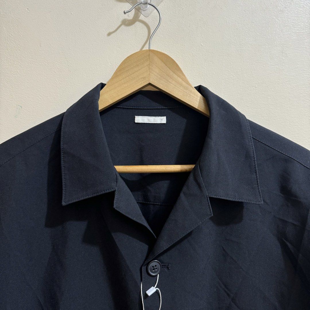 GU MEN’S OPEN COLLAR POLO (Category: Tshirts & Polo Shirts ) located in Manila. Submitted by thrifthing_121102 (Listing ID 1469156118, Image 2). Description: GU MEN’S OPEN COLLAR POLO •SIZE: Medium •WIDTH: 23” •LENGTH: 26.5 •COLOR: Black •CODE: Y167 •EXCELLENT CONDITION •NO ISSUES ₱499 + SF ✅All items are in excellent to new condition. ✅Color may vary due to lighting. 📦J&T Express or Lalamove Shipping. 💸Gcash Payment. 📍Moonwalk, Paranaque City