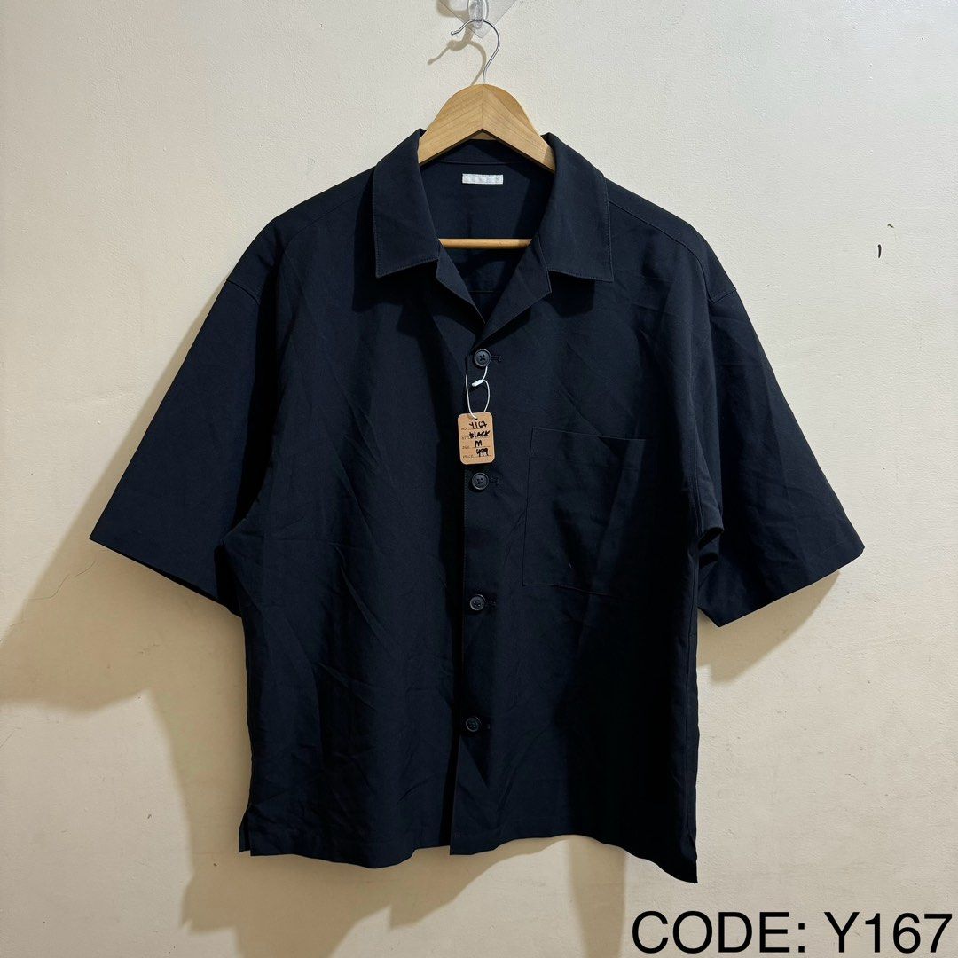 GU MEN’S OPEN COLLAR POLO (Category: Tshirts & Polo Shirts ) located in Manila. Submitted by thrifthing_121102 (Listing ID 1469156118, Image 1). Description: GU MEN’S OPEN COLLAR POLO •SIZE: Medium •WIDTH: 23” •LENGTH: 26.5 •COLOR: Black •CODE: Y167 •EXCELLENT CONDITION •NO ISSUES ₱499 + SF ✅All items are in excellent to new condition. ✅Color may vary due to lighting. 📦J&T Express or Lalamove Shipping. 💸Gcash Payment. 📍Moonwalk, Paranaque City