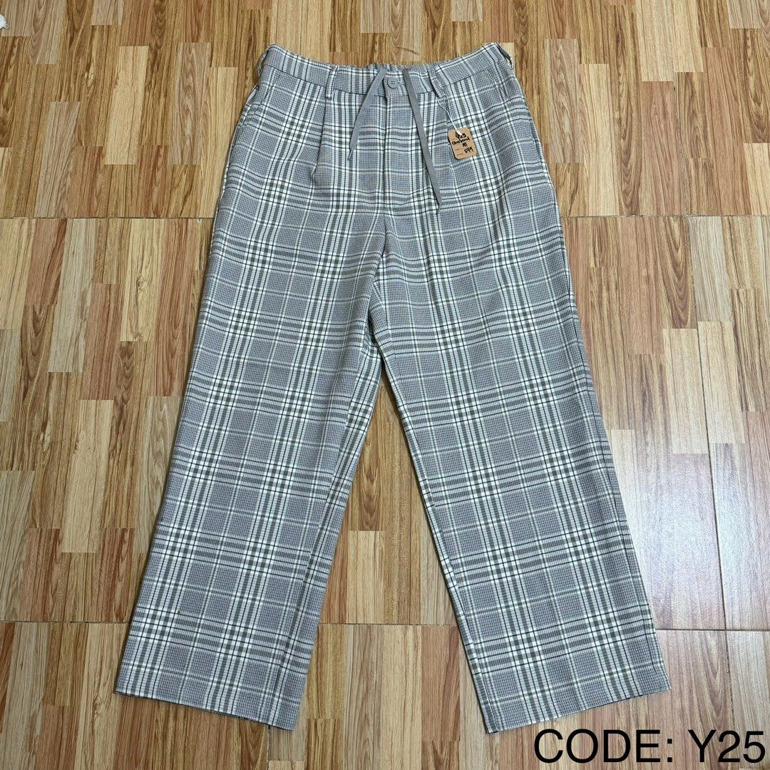 GU MEN’S PLAID WIDE TROUSER (Category: Trousers) located in Manila. Submitted by thrifthing_121102 (Listing ID 1469017153, Image 1). Description: GU MEN’S PLAID WIDE TROUSER •SIZE: Medium •WAIST: 30-32” •LENGTH: 39” •HEM: 10” •COLOR: Gray Plaid •CODE: Y25 •EXCELLENT CONDITION •NO ISSUES ₱599 + SF ✅All items are in excellent to new condition. ✅Color may vary due to lighting. 📦J&T Express or Lalamove Shipping. 💸Gcash Payment. 📍Moonwalk, Paranaqu