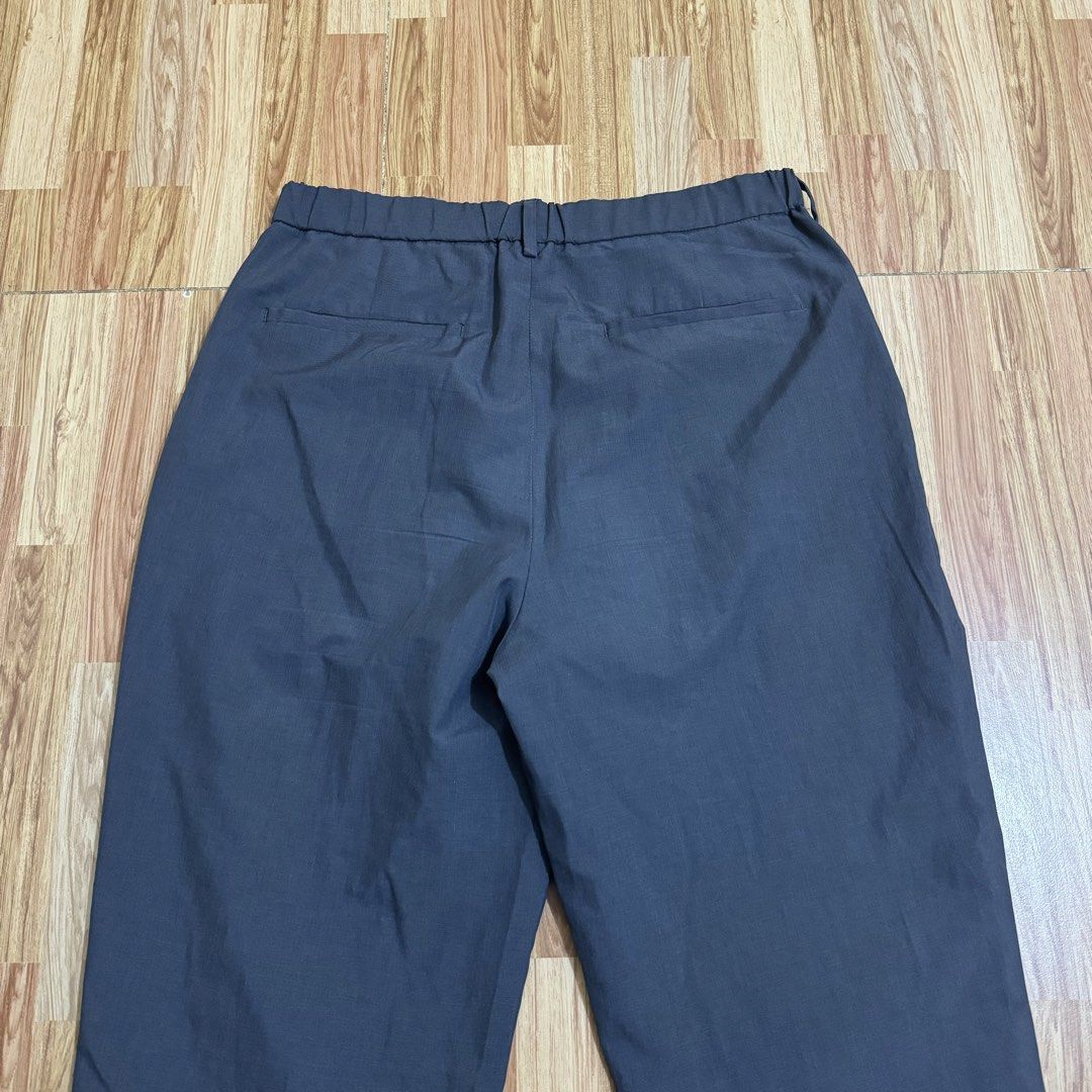 GU MEN’S PLEATED ANKLE TROUSER (Category: Trousers) located in Manila. Submitted by thrifthing_121102 (Listing ID 1468974382, Image 3). Description: GU MEN’S PLEATED ANKLE TROUSER •SIZE: Large •WAIST: 32-34” •LENGTH: 37.5” •HEM: 7.5” •COLOR: Gray •CODE: Y03 •EXCELLENT CONDITION •NO ISSUES ₱599 + SF ✅All items are in excellent to new condition. ✅Color may vary due to lighting. 📦J&T Express or Lalamove Shipping. 💸Gcash Payment. 📍Moonwalk, Parana