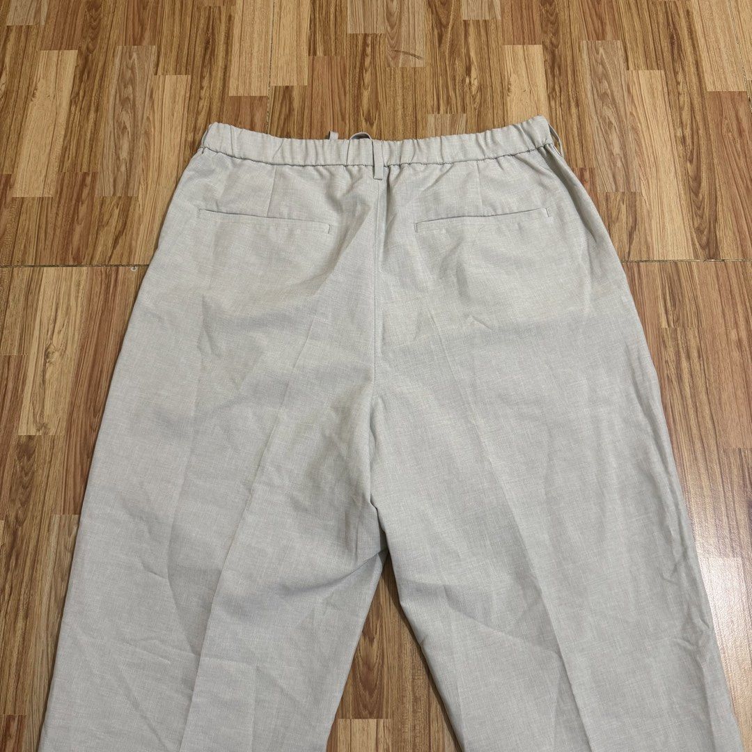 GU MEN’S PLEATED ANKLE TROUSER (Category: Trousers) located in Manila. Submitted by thrifthing_121102 (Listing ID 1468974995, Image 3). Description: GU MEN’S PLEATED ANKLE TROUSER •SIZE: XL •WAIST: 34-36” •LENGTH: 38” •HEM: 8” •COLOR: Light Gray •CODE: Y06 •EXCELLENT CONDITION •NO ISSUES ₱599 + SF ✅All items are in excellent to new condition. ✅Color may vary due to lighting. 📦J&T Express or Lalamove Shipping. 💸Gcash Payment. 📍Moonwalk, Paranaq