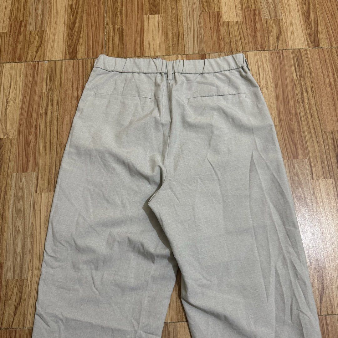 GU MEN’S PLEATED ANKLE TROUSER (Category: Trousers) located in Manila. Submitted by thrifthing_121102 (Listing ID 1468975300, Image 3). Description: GU MEN’S PLEATED ANKLE TROUSER •SIZE: Small •WAIST: 28-30” •LENGTH: 36.5” •HEM: 7” •COLOR: Light Gray •CODE: Y08 •EXCELLENT CONDITION •NO ISSUES ₱599 + SF ✅All items are in excellent to new condition. ✅Color may vary due to lighting. 📦J&T Express or Lalamove Shipping. 💸Gcash Payment. 📍Moonwalk, Pa