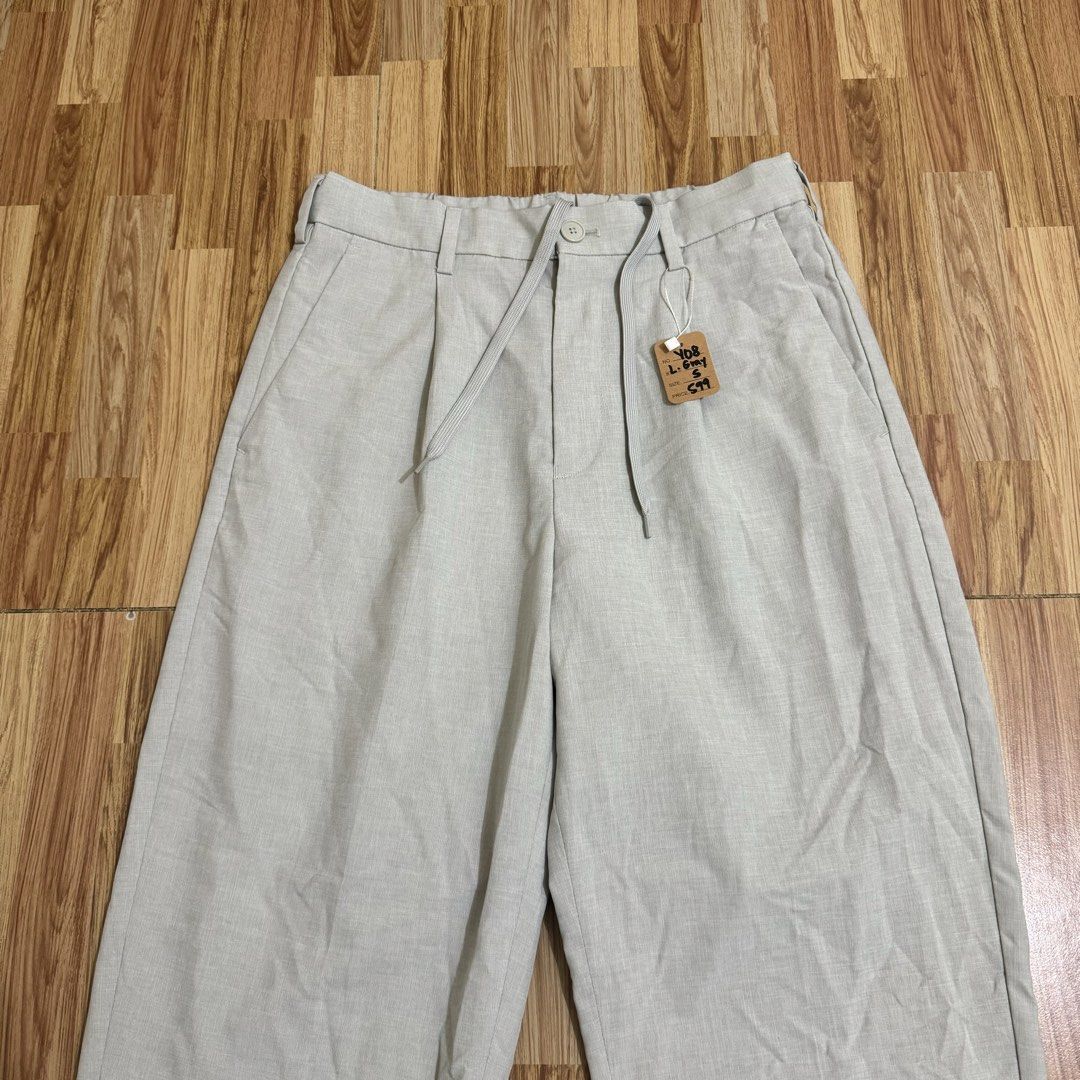 GU MEN’S PLEATED ANKLE TROUSER (Category: Trousers) located in Manila. Submitted by thrifthing_121102 (Listing ID 1468975300, Image 2). Description: GU MEN’S PLEATED ANKLE TROUSER •SIZE: Small •WAIST: 28-30” •LENGTH: 36.5” •HEM: 7” •COLOR: Light Gray •CODE: Y08 •EXCELLENT CONDITION •NO ISSUES ₱599 + SF ✅All items are in excellent to new condition. ✅Color may vary due to lighting. 📦J&T Express or Lalamove Shipping. 💸Gcash Payment. 📍Moonwalk, Pa