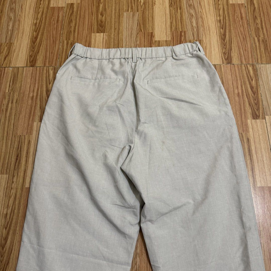GU MEN’S PLEATED ANKLE TROUSER (Category: Trousers) located in Manila. Submitted by thrifthing_121102 (Listing ID 1469158346, Image 3). Description: GU MEN’S PLEATED ANKLE TROUSER •SIZE: Large •WAIST: 32-34” •LENGTH: 37.5” •HEM: 7.5” •COLOR: Light Gray •CODE: Y222 •EXCELLENT CONDITION •NO ISSUES ₱599 + SF ✅All items are in excellent to new condition. ✅Color may vary due to lighting. 📦J&T Express or Lalamove Shipping. 💸Gcash Payment. 📍Moonwalk,