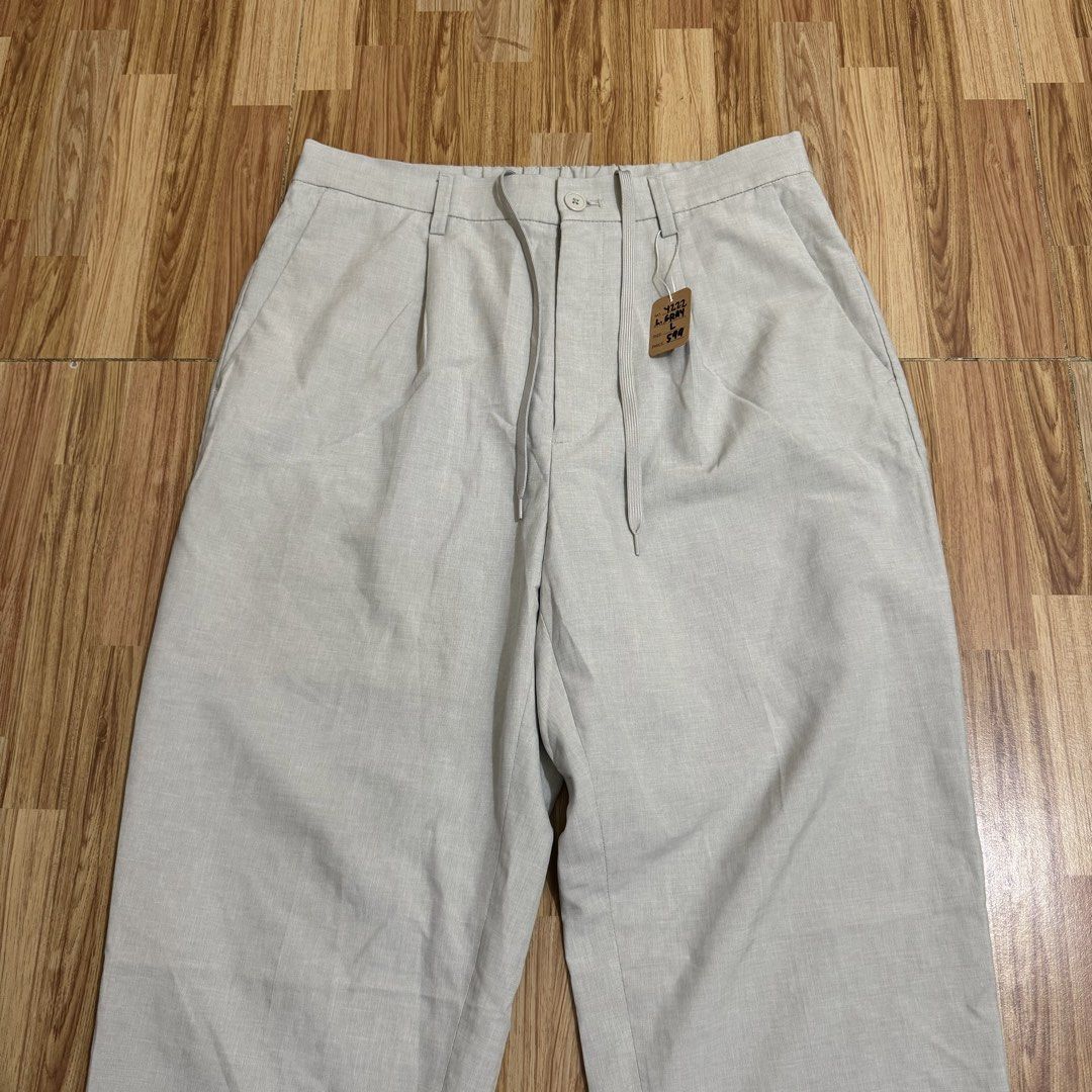 GU MEN’S PLEATED ANKLE TROUSER (Category: Trousers) located in Manila. Submitted by thrifthing_121102 (Listing ID 1469158346, Image 2). Description: GU MEN’S PLEATED ANKLE TROUSER •SIZE: Large •WAIST: 32-34” •LENGTH: 37.5” •HEM: 7.5” •COLOR: Light Gray •CODE: Y222 •EXCELLENT CONDITION •NO ISSUES ₱599 + SF ✅All items are in excellent to new condition. ✅Color may vary due to lighting. 📦J&T Express or Lalamove Shipping. 💸Gcash Payment. 📍Moonwalk,