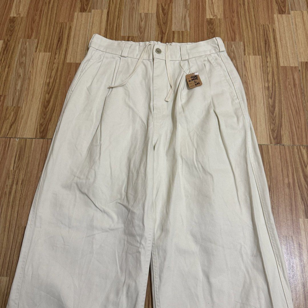 GU MEN’S PLEATED WIDE JEANS (Category: Jeans) located in Manila. Submitted by thrifthing_121102 (Listing ID 1469140006, Image 2). Description: GU MEN’S PLEATED WIDE JEANS •SIZE: Small •WAIST: 29” •LENGTH: 40” •HEM: 10.5” •COLOR: Off White •CODE: Y100 •EXCELLENT CONDITION •NO ISSUES ₱699 + SF ✅All items are in excellent to new condition. ✅Color may vary due to lighting. 📦J&T Express or Lalamove Shipping. 💸Gcash Payment. 📍Moonwalk, Paranaque Cit