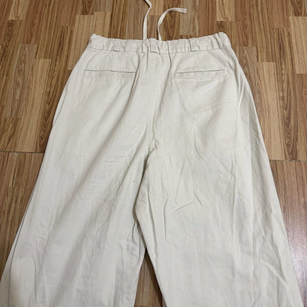 GU MEN’S PLEATED WIDE JEANS (Category: Jeans) located in Manila. Submitted by thrifthing_121102 (Listing ID 1469140006, Image 3). Description: GU MEN’S PLEATED WIDE JEANS •SIZE: Small •WAIST: 29” •LENGTH: 40” •HEM: 10.5” •COLOR: Off White •CODE: Y100 •EXCELLENT CONDITION •NO ISSUES ₱699 + SF ✅All items are in excellent to new condition. ✅Color may vary due to lighting. 📦J&T Express or Lalamove Shipping. 💸Gcash Payment. 📍Moonwalk, Paranaque Cit
