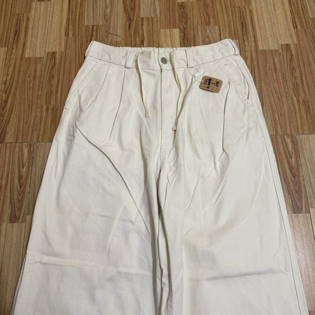 GU MEN’S PLEATED WIDE JEANS (Category: Jeans) located in Manila. Submitted by thrifthing_121102 (Listing ID 1469157918, Image 2). Description: GU MEN’S PLEATED WIDE JEANS •SIZE: Small •WAIST: 28-29” •LENGTH: 40” •HEM: 10” •COLOR: Off White •CODE: Y212 •EXCELLENT CONDITION •NO ISSUES ₱699 + SF ✅All items are in excellent to new condition. ✅Color may vary due to lighting. 📦J&T Express or Lalamove Shipping. 💸Gcash Payment. 📍Moonwalk, Paranaque Ci