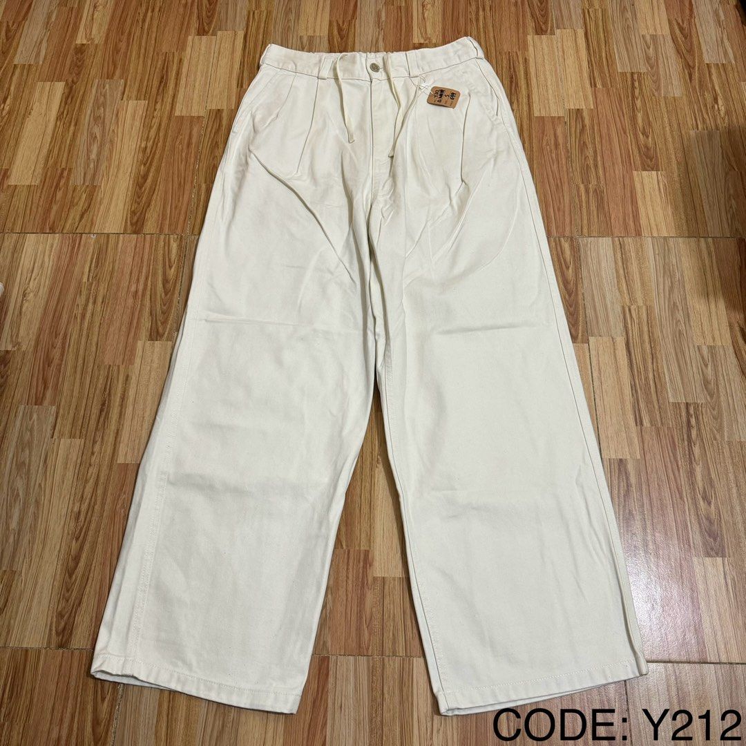 GU MEN’S PLEATED WIDE JEANS (Category: Jeans) located in Manila. Submitted by thrifthing_121102 (Listing ID 1469157918, Image 1). Description: GU MEN’S PLEATED WIDE JEANS •SIZE: Small •WAIST: 28-29” •LENGTH: 40” •HEM: 10” •COLOR: Off White •CODE: Y212 •EXCELLENT CONDITION •NO ISSUES ₱699 + SF ✅All items are in excellent to new condition. ✅Color may vary due to lighting. 📦J&T Express or Lalamove Shipping. 💸Gcash Payment. 📍Moonwalk, Paranaque Ci