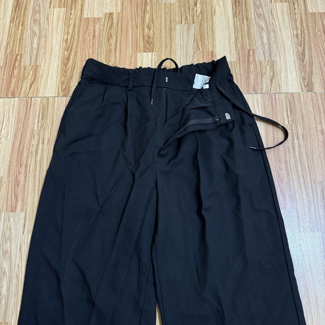 GU MEN’S PLEATED WIDE PANTS (Category: Trousers) located in Manila. Submitted by thrifthing_121102 (Listing ID 1469003156, Image 2). Description: GU MEN’S PLEATED WIDE PANTS •SIZE: Medium •WAIST: 29-31” •LENGTH: 39” •HEM: 10” •COLOR: Black •CODE: Y17 •EXCELLENT CONDITION •NO ISSUES ₱599 + SF ✅All items are in excellent to new condition. ✅Color may vary due to lighting. 📦J&T Express or Lalamove Shipping. 💸Gcash Payment. 📍Moonwalk, Paranaque Cit