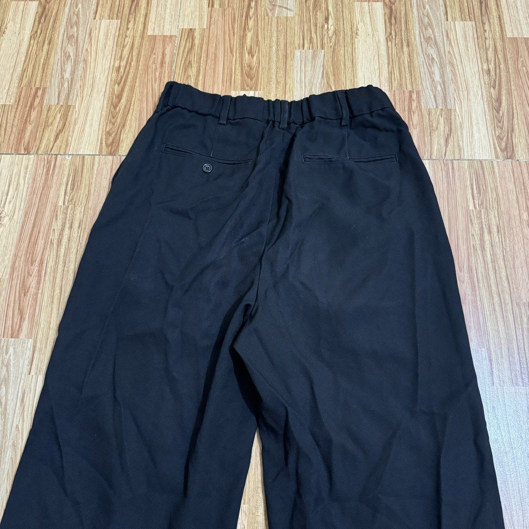 GU MEN’S PLEATED WIDE PANTS (Category: Trousers) located in Manila. Submitted by thrifthing_121102 (Listing ID 1469003156, Image 3). Description: GU MEN’S PLEATED WIDE PANTS •SIZE: Medium •WAIST: 29-31” •LENGTH: 39” •HEM: 10” •COLOR: Black •CODE: Y17 •EXCELLENT CONDITION •NO ISSUES ₱599 + SF ✅All items are in excellent to new condition. ✅Color may vary due to lighting. 📦J&T Express or Lalamove Shipping. 💸Gcash Payment. 📍Moonwalk, Paranaque Cit