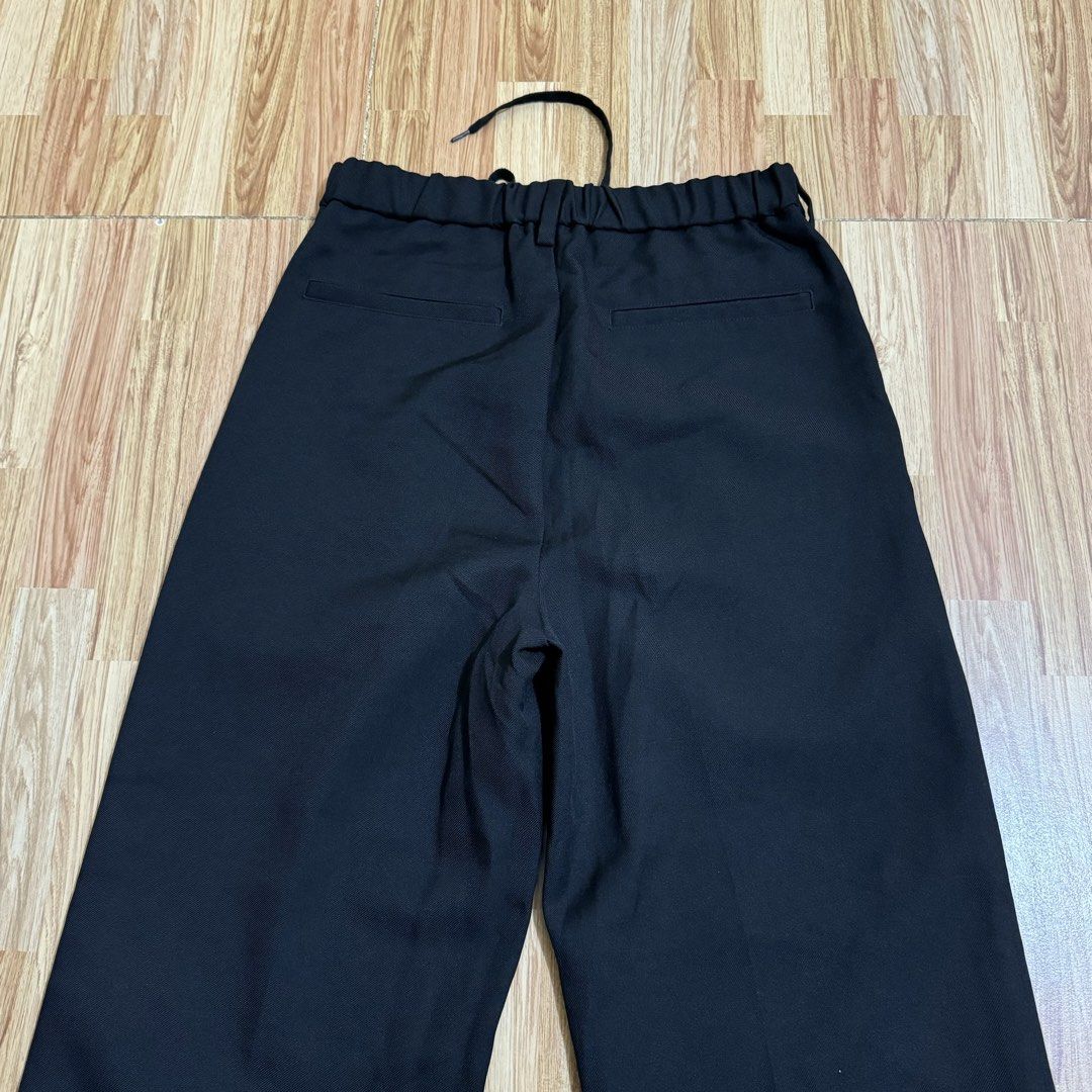 GU MEN’S PLEATED WIDE PANTS (Category: Trousers) located in Manila. Submitted by thrifthing_121102 (Listing ID 1469016218, Image 3). Description: GU MEN’S PLEATED WIDE PANTS •SIZE: XS •WAIST: 26-28” •LENGTH: 38” •HEM: 9.5” •COLOR: Black •CODE: Y22 •EXCELLENT CONDITION •NO ISSUES ₱599 + SF ✅All items are in excellent to new condition. ✅Color may vary due to lighting. 📦J&T Express or Lalamove Shipping. 💸Gcash Payment. 📍Moonwalk, Paranaque City.