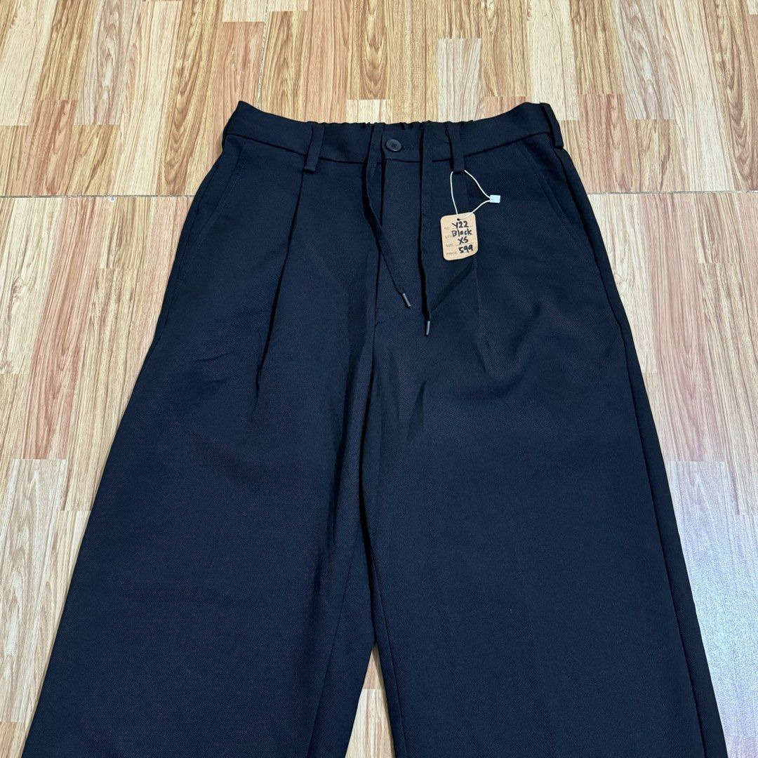 GU MEN’S PLEATED WIDE PANTS (Category: Trousers) located in Manila. Submitted by thrifthing_121102 (Listing ID 1469016218, Image 2). Description: GU MEN’S PLEATED WIDE PANTS •SIZE: XS •WAIST: 26-28” •LENGTH: 38” •HEM: 9.5” •COLOR: Black •CODE: Y22 •EXCELLENT CONDITION •NO ISSUES ₱599 + SF ✅All items are in excellent to new condition. ✅Color may vary due to lighting. 📦J&T Express or Lalamove Shipping. 💸Gcash Payment. 📍Moonwalk, Paranaque City.